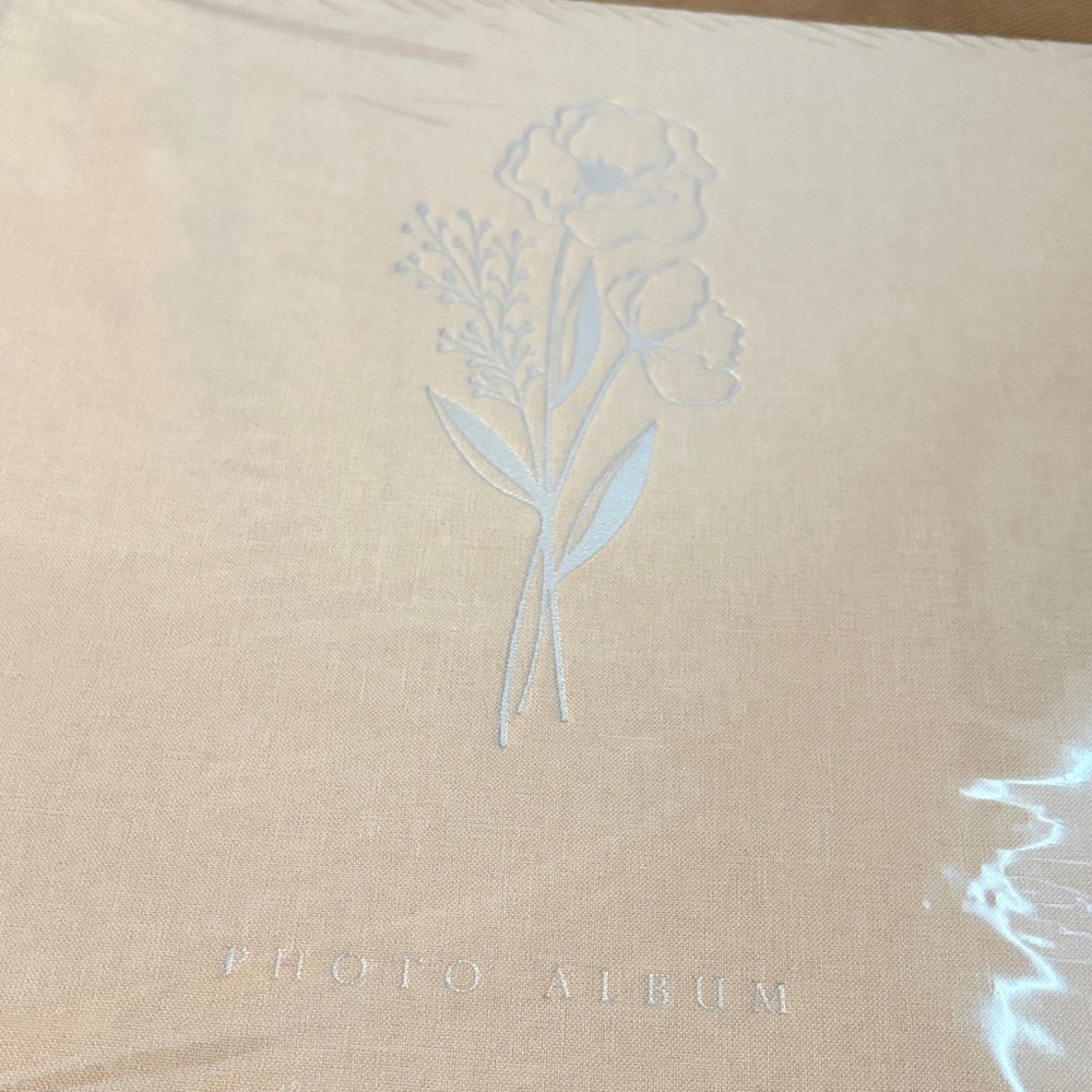 Floral Embossed Linen Photo Album - 600 Pockets  NIB (Weddings or Family Keeps)